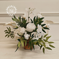 Buket Bunga Buatan 30cm yang Menampilkan Mawar Putih, Calla Lilies, dan Daun Hijau. Sangat cocok untuk pernikahan dan dekorasi rumah.