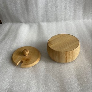 Tarro de sal de bambú con tapa de color madera natural con orificio para almacenamiento de condimentos sólidos - Product Image 3