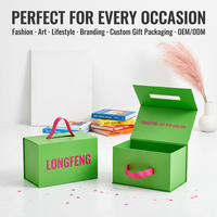 Boîte cadeau rigide haut de gamme rose vif et vert lime avec poignée, finition mate et fermeture magnétique pour l'emballage de vêtements de mode en détail