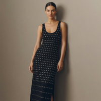 Robe moulante pour femme à col rond, bretelles fines, détails œillets, ourlet fendu, style luxe discret, vêtement personnalisé