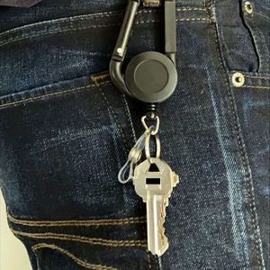 Porta Llaves Retráctil Resistente y Colorido para Senderismo al Aire Libre, con Mosquetón y Clip para Credenciales - Product Image 4