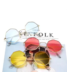 <span class=keywords><strong>Occhiali</strong></span> <span class=keywords><strong>da</strong></span> <span class=keywords><strong>sole</strong></span> Vintage retrò <span class=keywords><strong>da</strong></span> <span class=keywords><strong>donna</strong></span> Sexy a otto lati <span class=keywords><strong>di</strong></span> moda polarizzati <span class=keywords><strong>occhiali</strong></span> <span class=keywords><strong>da</strong></span> <span class=keywords><strong>sole</strong></span> in lega con struttura rivestita per PC <span class=keywords><strong>marca</strong></span> Vintage - Product Image 1