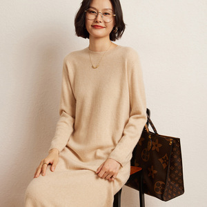 Abito Invernale in Cashmere Lavorato a Maglia, Elegante Vestito da Donna con Collo Tondo e Maniche Lunghe - Product Image 4