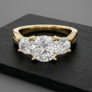 แหวนเพชรทรงกลม E VVS2 IGI Certified Lab Grown Diamond สามเม็ด สำหรับงานหมั้น งานแต่งงาน ของขวัญวันครบรอบ ทำจากทองคำแท้ 14K สำหรับทั้งชายและหญิง - Product Image 2