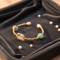 Bracelet de perles audacieux style niche, plaqué or, manchette ouverte, grandes perles baroques, pour une touche de mode affirmée