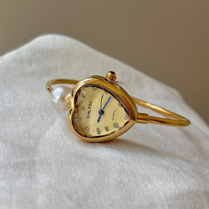 นาฬิกาข้อมือรูปหัวใจประดับมุก ดีไซน์สวยหรู ขนาดกะทัดรัด แฟชั่นสำหรับผู้หญิง ขายส่ง - Product Image 4