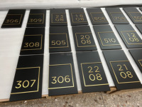 Número de Puerta de Acrílico de Lujo Pintado con Spray, con Marco de Metal Dorado Titanio Pulido, la Mejor Opción para Hoteles y Villas