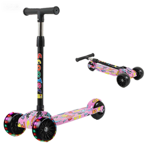 Trottinette pliable <span class=keywords><strong>à</strong></span> trois roues moderne avec capteur, hauteur réglable, roues en plastique silencieuses, pédale élargie et trottinette jouet - Product Image 5