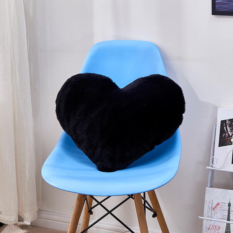 Funda de almohada de piel de conejo negro.