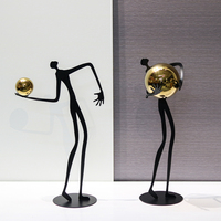 Sculpture Métallique Abstraite Fine en Forme d'Homme Tenant une Sphère Dorée, Statue de Table Minimaliste pour Salon, Bureau, Étude, Décoration OEM