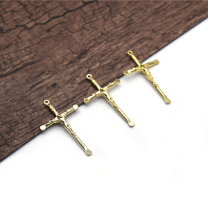 Colgante de cruz de aleación de 4.3cm x 2.7cm, chapado en oro, accesorio de joyería para bricolaje, para collares. - Product Image 3