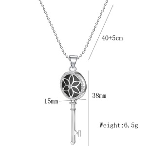 Collar con Colgante de Llave de 15 mm, Incrustado con Diamantes, de Acero Inoxidable, Diseño Floral Negro, Cadena para Clavícula para Mujer, Uso Diario, Regalo - Product Image 2