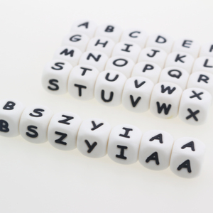 Perles de silicone en forme de lettres de 12 mm sans BPA pour la dentition des bébés, vente en gros - Product Image 5