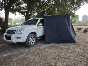 ห้องต่อเติมหลังคาผ้าใบทรงพัดลมแบบชั้นเดียว พรีเมียม สำหรับทุกฤดู ขนาด 270 ซม. พร้อมเสาตั้งพื้น 4 เสา สำหรับติดตั้งกับหลังคาผ้าใบรถยนต์ ขนาด 2 ม./2.5 ม. - Product Image 2