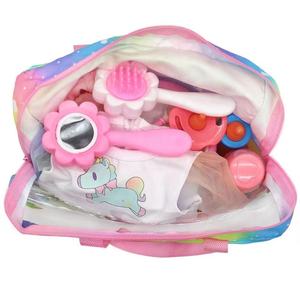 Accesorios para <span class=keywords><strong>Muñecas</strong></span>, Bolso de Mano Arcoíris con Ventana Transparente, <span class=keywords><strong>Se</strong></span> <span class=keywords><strong>Pueden</strong></span> Instalar Ropa de Bebé, Peine, Espejo, Vajilla, Set de Viaje para <span class=keywords><strong>Muñecas</strong></span> de 18 Pulgadas - Product Image 2