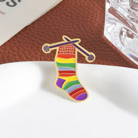 Broche en forme de chaussette arc-en-ciel, badge en métal personnalisé, épingle à revers pour vêtements