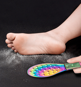 Râpe à pieds manuelle Rainbow pour pédicure, éliminateur de callosités, exfoliant pour les talons, outil de soin de la peau - Product Image 5
