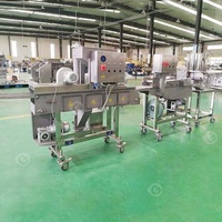 Machine automatique à fabriquer des hamburgers en forme de pépites de pain de poisson avec un doigt