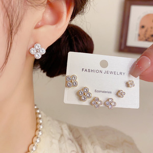 Resoul Orecchini a Trifoglio alla Moda in Ottone Placcato Oro, Set di Orecchini con Zirconia per Donne, Vendita all'Ingrosso per Feste - Product Image 3