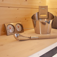 Offre Spéciale : Ensemble de Seau de Sauna en Acier Inoxydable Style Harvia avec Poignée, Louche et Thermohygromètre – Accessoires pour Sauna Finnois