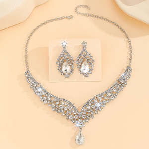 European and American Hot Sale Gold Zinc Alloy Inlaid White Rhinestone Metal Pearl Necklace Earrings Set Women Jewelry - Product Image 3