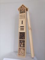 BSCI-zertifiziertes Hängendes Insektenhotel aus Holz, Bienenhabitat mit Dreiecksdach, Vogelfreundliche Beobachtungsbox für Draußen, Schmetterlingskäfig
