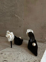Vente en gros de nouvelles chaussures à talons hauts noires à la mode pour femmes, sandales d'été élégantes à bout carré, respirantes, avec détail en perles