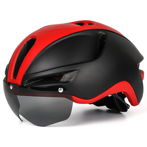 Casque de vélo avec visière intégrée pour la protection en cyclisme et VTT - Product Image 2
