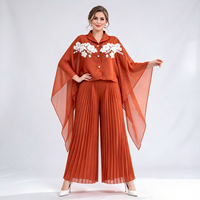 Ensemble plissé chic pour femme, prêt à expédier : Tunique brodée aux épaules et pantalon large – Expédition sous 7 jours – Tenue élégante