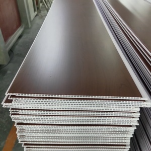 China Material decorativo Laminado Marrón PVC <span class=keywords><strong>Madera</strong></span> Panel de pared plana Paneles de PVC para Interior - Product Image 1
