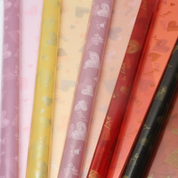 Papier d'emballage pour bouquet de fleurs imprimé cœur et amour de la Saint-Valentin, papier d'emballage design, arrangement floral romantique