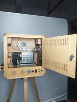 Miroir magique en bois de 15,6 pouces avec support réglable et espace pour une imprimante intégrée.