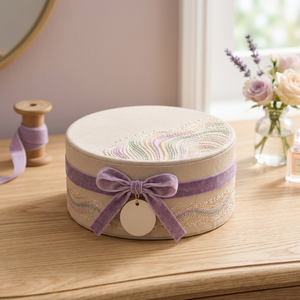 Caja Redonda Bordada de Lujo con Lazo de Terciopelo y Diseño de Cuentas, Exquisita Caja de Regalo de Tela para Eid, Ramadán, Bodas y Fiestas - Product Image 1