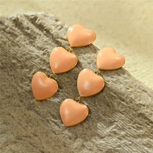 Boucles d'oreilles pendantes tendance en acier inoxydable plaqué or 18 carats avec trois grands cœurs, finition lisse et gouttes d'huile colorées pour femme, idéales pour les soirées - Product Image 3