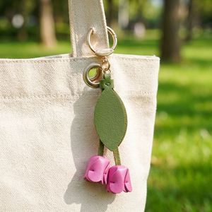 Porte-clés en cuir PU motif tulipe, breloque de sac pour femme, accessoire de voiture, cordon de main, cadeaux promotionnels portables de bienvenue - Product Image 3