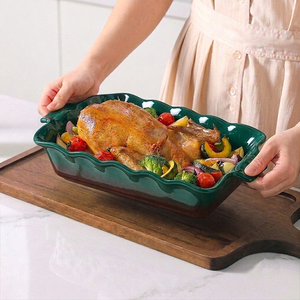 Plat à gratin rectangulaire en céramique vert forêt mat, élégant et moderne, à bords festonnés, pour la cuisson - Product Image 2