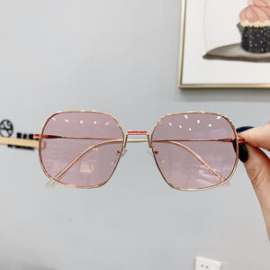 E4-1915 แว่นกันแดดทรงสี่เหลี่ยมสำหรับผู้หญิง UV400 กรอบโลหะประเภท 3 ที่บังแดดดีไซน์ไม่สม่ำเสมอสีเงินเลนส์ AC - Product Image 4