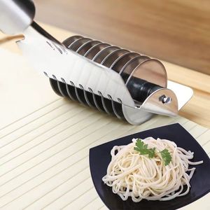 Cortador de fideos manual de acero inoxidable para uso doméstico en la cocina con ajustes de ancho regulables - Product Image 3