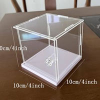 Vitrine et présentoir modernes en acrylique transparent avec base blanche, protection anti-poussière, écologiques, pour objets de collection