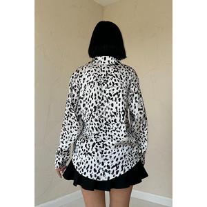 Camisa de satén con estampado de leopardo para mujer, blusa informal asimétrica con botones para el día a día - Product Image 1