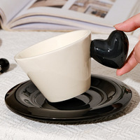 Ensemble tasse à café et soucoupe en céramique en forme de cœur créatif, design minimaliste moderne, peint à la main, fabriqué en Chine