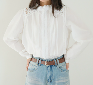 <span class=keywords><strong>Blusa</strong></span> Francesa Vintage con <span class=keywords><strong>Encaje</strong></span>, Frente con Pliegues, Mangas Largas Abullonadas, Cuello Alto, Corte Holgado, Elegante Top Blanco de Algodón para Mujer - Product Image 1