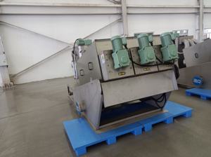 Fábrica IEPP, venta al por mayor, separador de líquidos sólidos, tratamiento de deshidratación de lodo húmedo, prensa de tornillo multidisco, máquina deshidratadora de lodos - Product Image 2