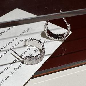 Boucles d'oreilles courbées en argent pur S925 de style vintage, luxe léger, en forme de C, avec un design de niche, simples et élégantes, style chandelier - Product Image 4