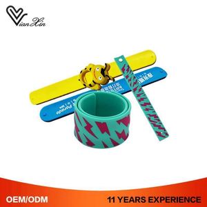 สายรัดข้อมือซิลิโคนยางราคาถูก  แบบสะท้อนแสง  PVC  แบบสั่งทำได้  ประดับลูกปัด  ของชำร่วยงานปาร์ตี้สำหรับเด็ก  รุ่น Lx-Slw2 - Product Image 2