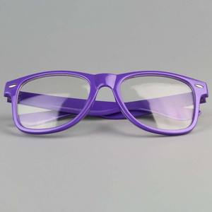 Venta al por mayor de moda de colores de alta calidad de plástico de luz Vintage gafas de sol Retro de moda de diseño de los hombres y las mujeres - Product Image 3