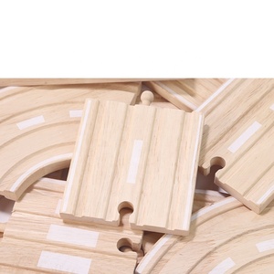 Set di binari per treni ferroviari di alta qualità Set ferroviario in legno giocattolo per binari del treno della stazione di polizia per bambini - Product Image 2
