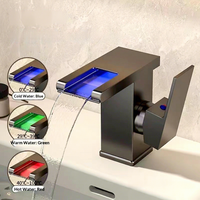 Robinet de lavabo à cascade à LED, poignée unique, luxe, montage sur pont, eau chaude et froide