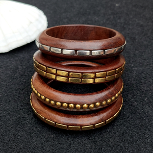 Conjunto de Brazaletes de Madera Hechos a Mano con Incrustaciones de Oro y Detalles de Perlas, Diseño Floral/Geométrico, NEHA ENTERPRISES, Joyería para Mujer - Product Image 1