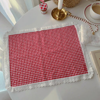 Nappe à carreaux rouges avec nœud en dentelle, chemin de table festif pour la cuisine, set de table en tissu pour la décoration de la salle à manger